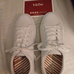 TAOS white canvas tennis shoes